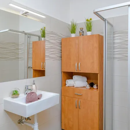 Illes Apartmanok Ii. Apartment Hajduszoboszlo